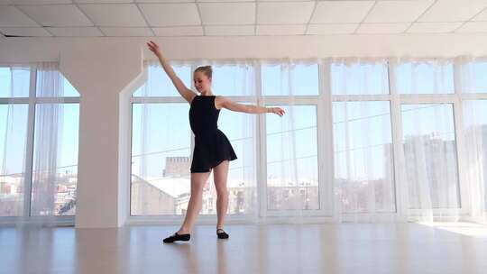 年轻华丽芭蕾舞演员练习芭蕾舞动作