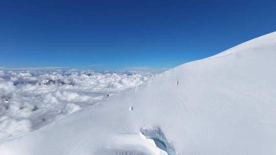 航拍四川第二高峰中山峰雪山云海的攀登者