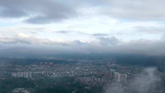 云雾缭绕中的城市全景