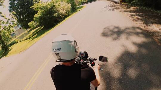骑摩托车人骑行的特写视频素材模板下载