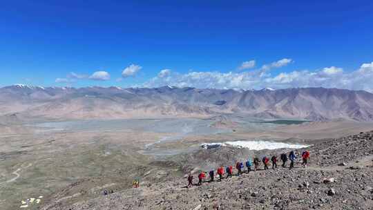 航拍攀登新疆慕士塔格峰雪山的登山队