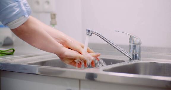 女性洗手新冠肺炎大流行期间注意手卫生