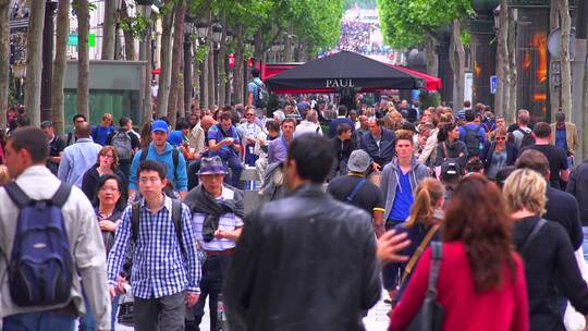 游客走在法国巴黎的街道上视频素材模板下载