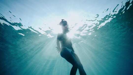 阳光普照时，女人漂浮在海面上