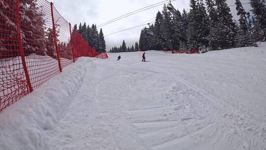 相机被滑雪者滑雪覆盖