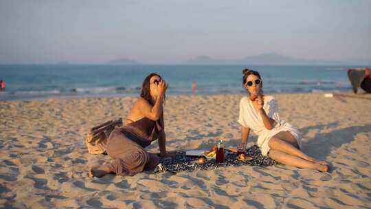 在海滩上野餐的女人