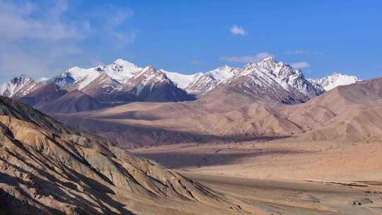 航拍帕米尔高原的雪山