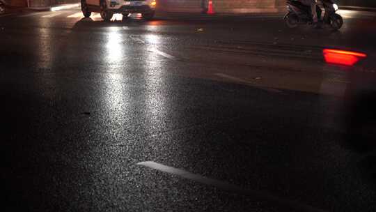 夜晚城市道路车流交通马路车来车往街景夜景