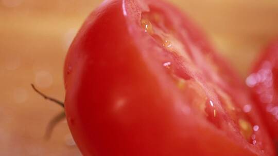 特写切开的番茄西红柿