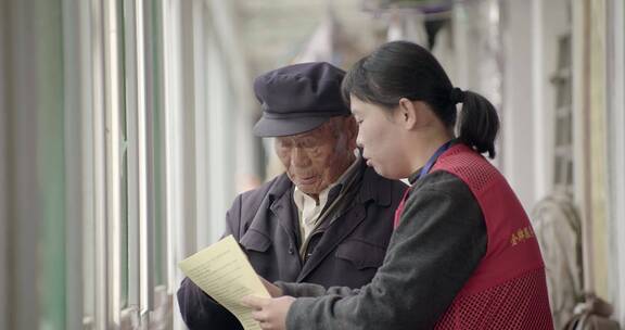 社区服务人员关爱老人做慰问工作