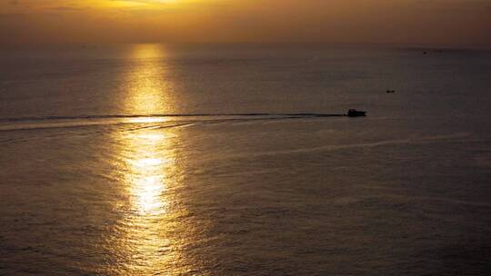 海上日落视频金色夕阳海面上行驶的轮船