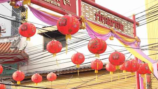 街道中式牌坊挂红灯笼