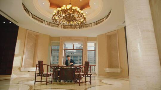 成功人士商务人士入驻豪华酒店会客品茶阅读
