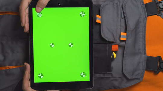 一个人手持绿屏平板电脑特写镜头的视频视频素材模板下载
