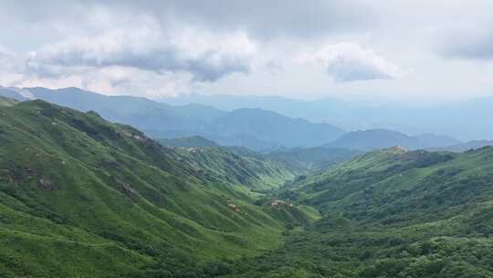 连绵起伏的绿色山脉自然风景