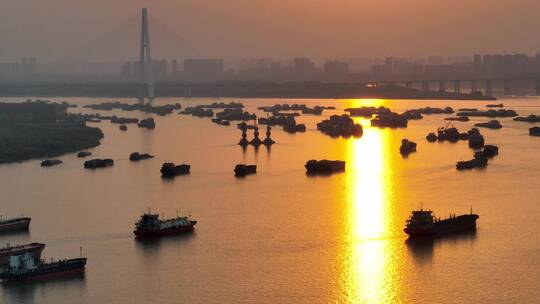 武汉阳逻港，货运轮船长焦环绕镜头