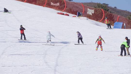 实拍滑雪运动视频素材模板下载