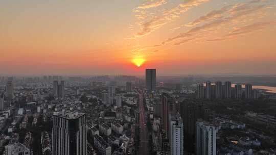 城市日落时分的高空俯瞰全景