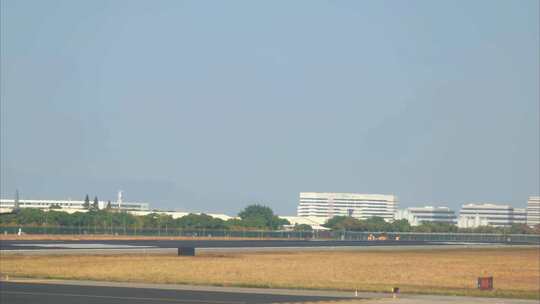 福建厦门高崎国际机场跑道上滑行的厦航航班