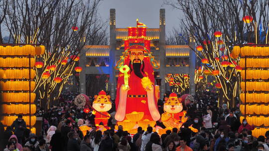 新春新年元宵节古城游客观赏花灯