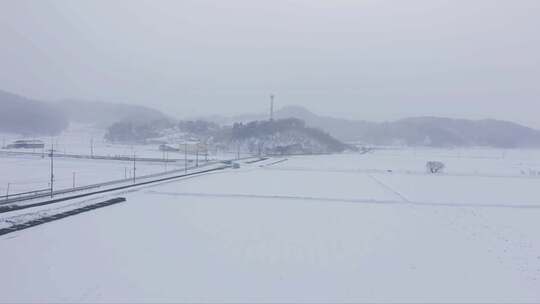 下雪  脚走在雪地上  下雪的农村 山上下雪