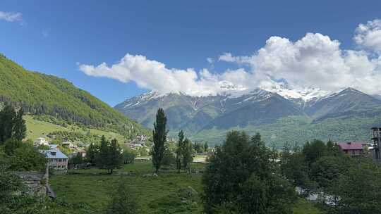 草地雪山蒲公英山川河流 高加索山脉