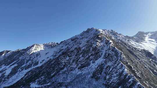 壮丽雪山的震撼全景画面