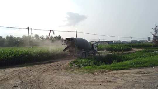 一辆工程车进去田地的工地