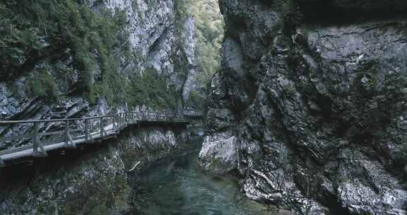 峡谷空中流动的河流建造的木制小径