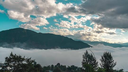 云南临沧大山云海翻涌