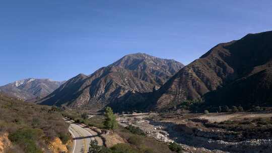 卡车沿着山间天线旁的乡村公路行驶