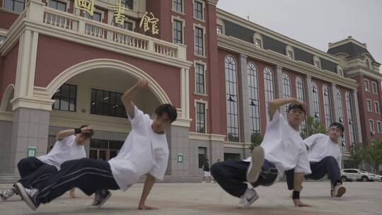 跳舞的大学生年轻人