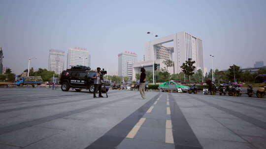 电视新闻记者在城市街头做直播报道