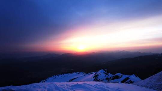 雪山日出