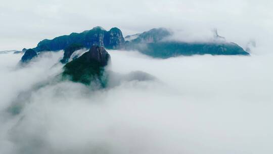 云海中的山峰