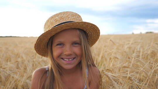 稻草里微笑的美丽女孩