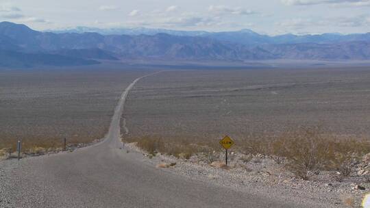 航拍沙漠中的公路