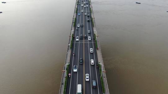 航拍湖南湘潭大桥拥堵交通