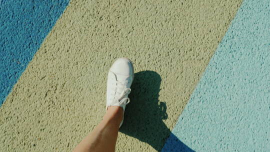 穿着运动鞋在彩色沥青上行走
