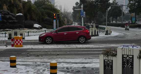 汽车行驶在积雪的路上