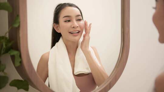 女人正在洗脸和清洁她的脸