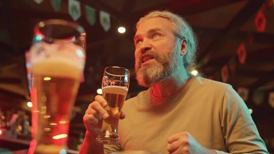 男人在酒吧激动的喝酒视频素材模板下载