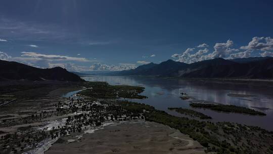 航拍山河的美景