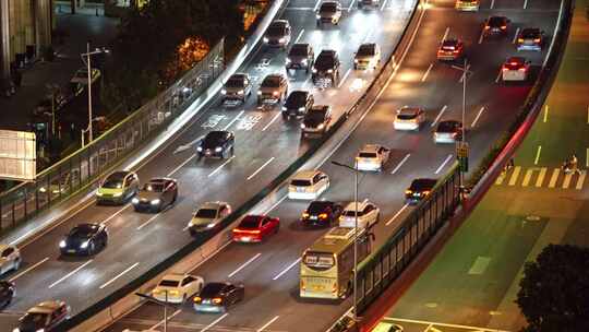 中国上海延安高架城市道路夜晚汽车交通景观