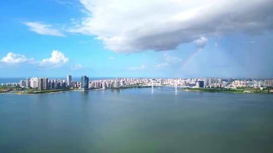 海南海口雨过天晴，航拍城市上空双彩虹延时