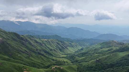 连绵起伏的绿色山脉自然风景