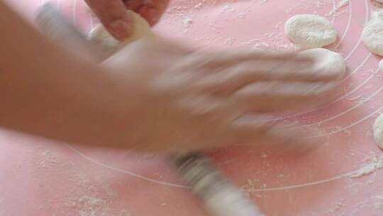 春节家中老人包饺子慢镜全程