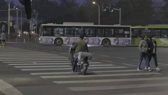 夜晚的街道车流行人