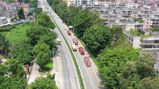 航拍消防车出警在公路上行驶25