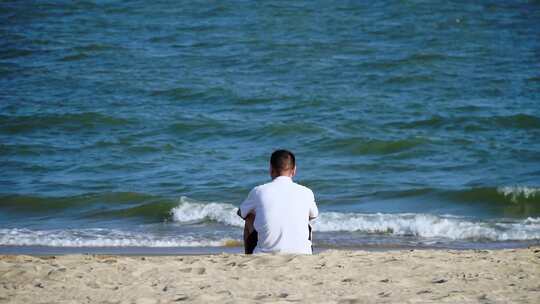 海边孤独的男人坐在海边【商用需购买】